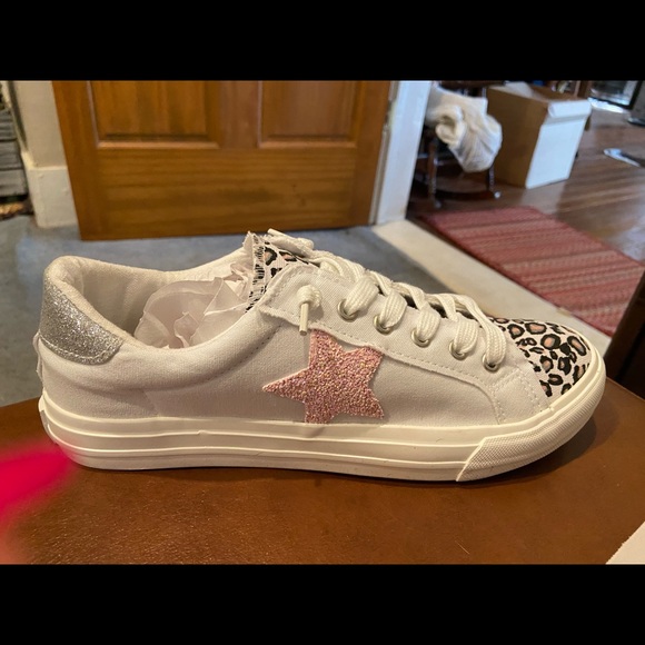 Very G Shoes New Very G Sneakers Sz Poshmark